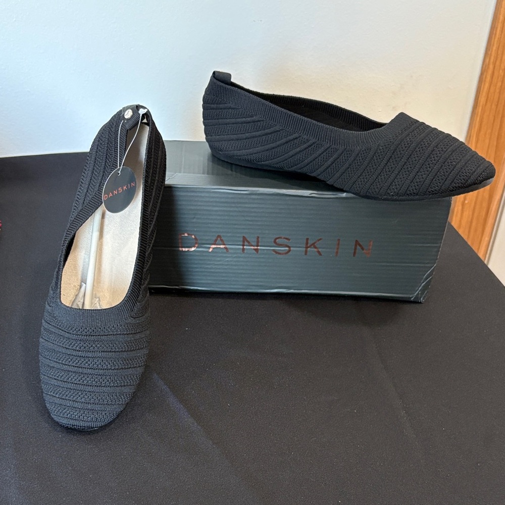 Danskin Women's Textured Black Loafers